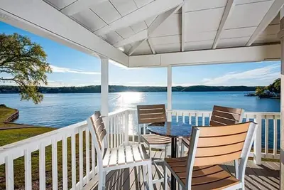 Image de Your Home Away From Home! 2 Convenient Units, Pool, Free Parking