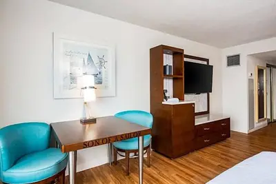 Image de Great Location! 3 Comfortable Units, Free Parking, Onsite Pool