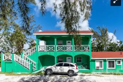 10 mins away from world number 1 award winning Grace Bay Beach