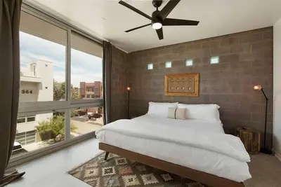 Image de Gorgeous Modern 2 Bedroom Apartment with Pool