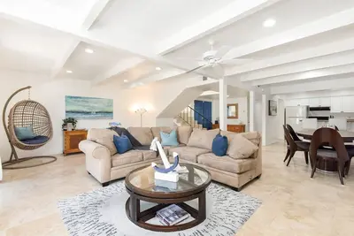 Image de 8 Bedroom Duplex on 49th St Steps to the Beach