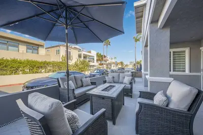 Image de 4 bedroom home with Patio 10 seconds from the Sand