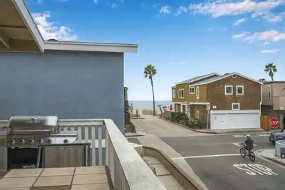 Image de 6 Bedroom home located 2 houses in from the Beach