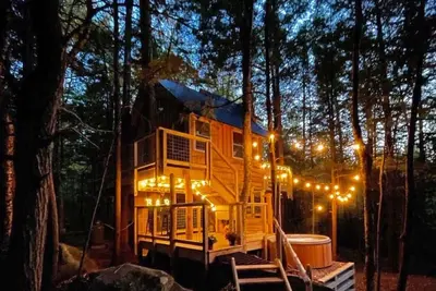 Image de Treehouse With Hot Tub Close to Sunday River!