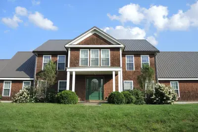 Image de Hillview Manor- close to Dreams Park, game room, fire pit