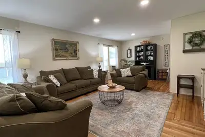 Image de Wake Robin Cottage - Recent renovation 4 bdrm/ 4 bath home close to tournaments