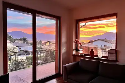 Image de Appartement de vacances \"Il Bacio del Sole\" avec vue sur le lac, terrasse privée et Wi-Fi.