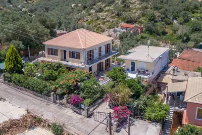 Image de Appartement de vacances \"Captain Spiros Delfino\" avec vue sur les montagnes, balcon et Wi-Fi.