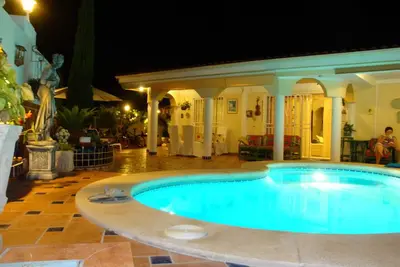 Image de Villa de luxe \"Violet\" avec vue sur la mer, piscine privée, terrasses et Wi-Fi.