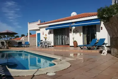 Excellente villa Azul avec vue sur la mer, piscine privée, terrasse et Wi-Fi.