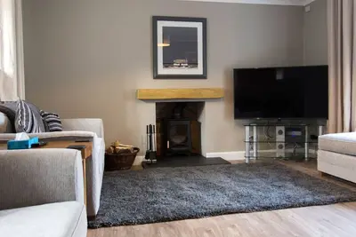 Image de Beautiful & warm family home in stunning location. Close to great hiking trails.