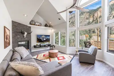 Image de Luxury Meets Tranquil Mountain Retreat-Private Courtyard-Pet-Friendly