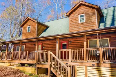 Image de Rustic Log Cabin Th | Spacious King Suite | Views | Fire Pit | Walk Downtown Wj