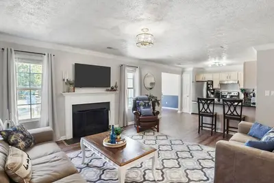 Image de Spacious 3 Br w\/ King Suite + Patio Off Interstate