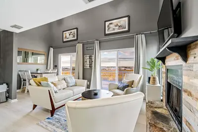 Image de Lovely home with sound view, balcony, full kitchen, central Ac, & washer/dryer