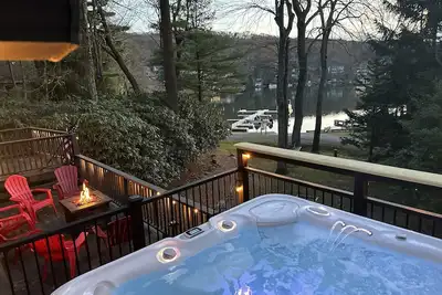 Image de Spectacular Lakefront Home- sleeps 20 ~ Hot Tub - Walk To Restaurants!