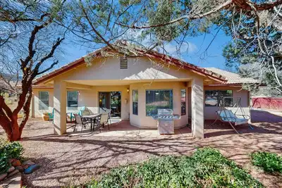Image de Dog-friendly home with garden patio, fireplace, & views of red rock cliffs