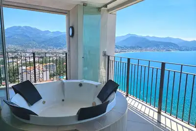 Image de Beachfront & stunning views!