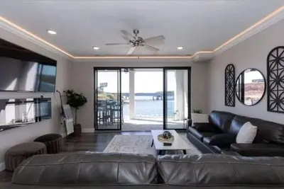 Image de Best Location! New Lake of the Ozarks condo with gorgeous lakeview!