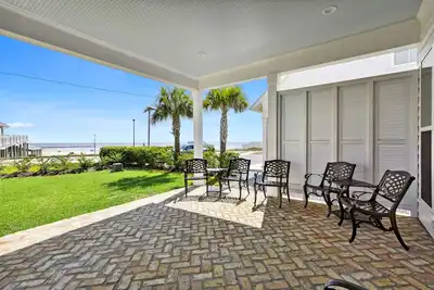 Image de New 3 Bedroom Beachfront Rental in downtown Bay St Louis