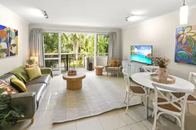 Image de Charming 2-Bedroom Retreat with Shared Pool – Steps from Palm Cove Beach