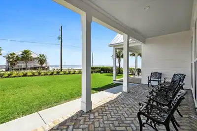 Image de New 3 Bedroom Beachfront Rental in downtown Bay St. Louis