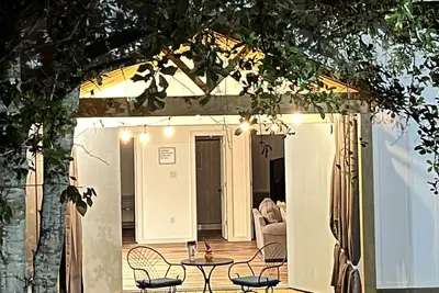 Image de Hidden Bungalow 1 1/2 blocks from the beach