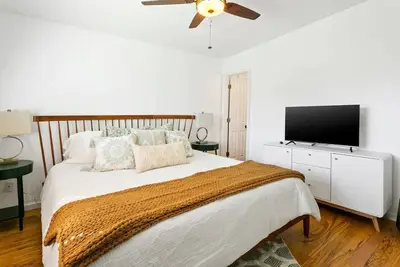 Image de 3 Bedroom Mid Century Modern Home + Heated Pool