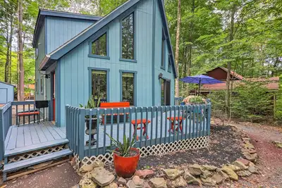Image de Fire Pit & Deck: Colorful Cabin in Pocono Lake!