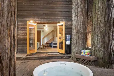 Image de Willowhaven ~ Beautifully Crafted Redwood Home, Spa, Woof!