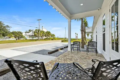 Image de New 2 Bedroom Beach Rental in downtown Bay St Louis