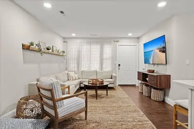 Image de Newly Renovated Home Close to Downtown and Beaches
