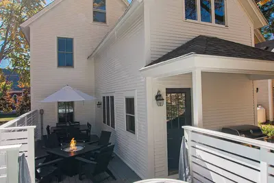 Image de Newly Designed by Homme Girls! Okemo, Hot Tub, Mtn View, Ski Shuttle