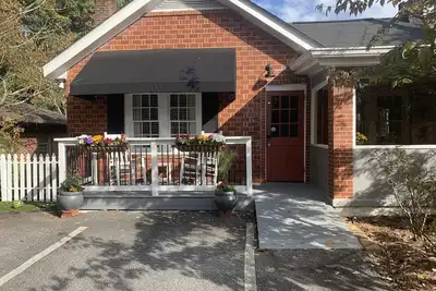 Image de Cozy Cottage on Canton Street just steps away from nightlife, shopping and parks