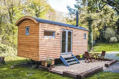 Image de A luxurious and generously spacious shepherd’s hut nestled in the owner’s lovely 3-acre garden.