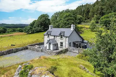 Image de An impressive, detached stone-built cottage set within Gwydir Forest.