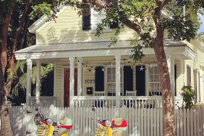 Image de Old Town Classic with plenty of charm, porch swing and parking