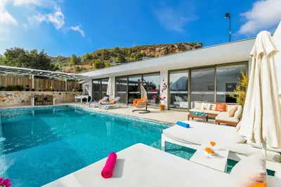Stylish 2 Bedroom Villa, Secluded Pool and Garden