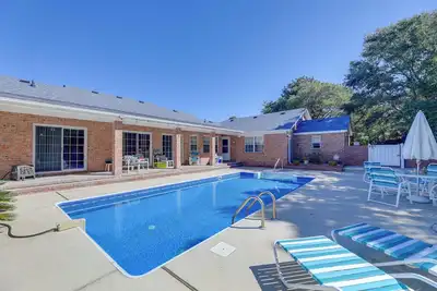 Image de Pine Knoll Shores Getaway - Walk to Beach!