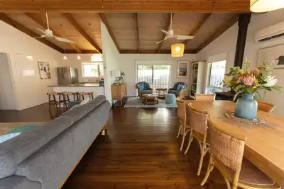 Image de Relax in this boho coastal home walking distance to beautiful beach