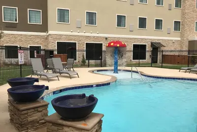 Image de 1 Bedroom | Outdoor Pool, Free Wi-Fi & Breakfast