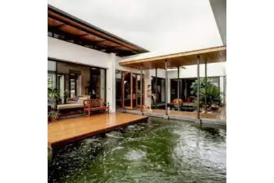Image de Accessible Downtown Living Space with Two Patios