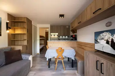 Image de Studio, schöne Aussicht, in der Nähe von Track / Geschäften, Garage