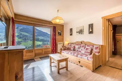 Image de GemĂĽtliche, atemberaubende Aussicht auf das Dorf und die Aravis Kette