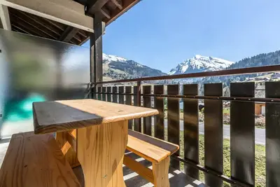 Image de Proche pistes, vue dégagée village et chaîne des Aravis, parking