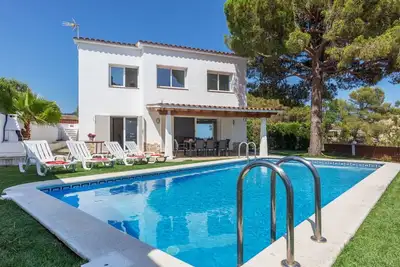 Image de Belle maison de vacances privée pour 8 personnes avec piscine privée, Wifi, Tv et patio