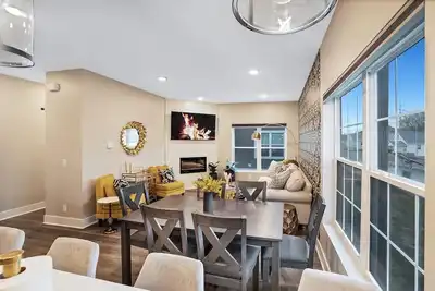 Image de New 3 bed 4 bath Townhouse w porch& rooftop deck- 5 min to Downtown / Cws!