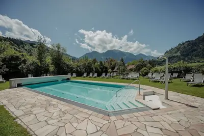 Image de \"Chalet Lerch\" avec vue sur les montagnes, jardin, piscine partagée et Wi-Fi.