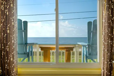 Image de Gorgeous Oceanfront! Beautiful Beach Home on the Gulf! Fishing 60’ from the Door