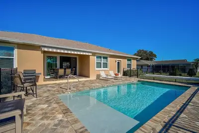 Image de Your Serene Escape: Pool, Elegant 3br Home with Gourmet Kitchen, Minutes to Dining and Shopping!